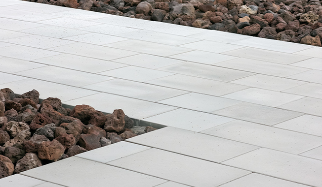 Уложить брусчатку на участке компанией Кедр